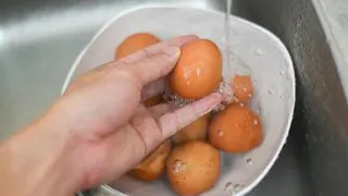 Очистить яйца от скорлупы поможет вода