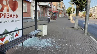 Вандалы разбили остановку на Первомайском проспекте в Рязани
