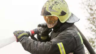 Пять пожарных тушили иномарку в Городище