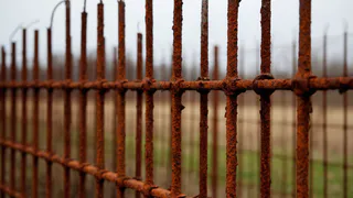 В Германии металл обрабатывают исключительно так: забор не ржавеет десятилетиями – покраска не нужна