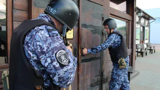 В Коми росгвардейцы арестовали мужчину, ударившего посетительницу кафе