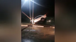 Подробности ДТП в Сасове: легковушка повисла на столбе (видео)