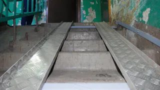 "Мы ни разу не видели уборщицу" - рязанка пожаловалась на грязь в подъезде