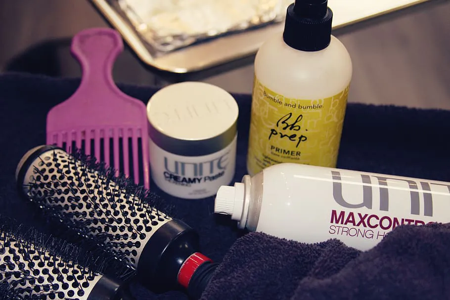 Неожиданные способы использования лака для волос в повседневной жизни