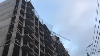 Пролетел пять этажей и сломал позвоночник: на стройке в Рязани произошла трагедия