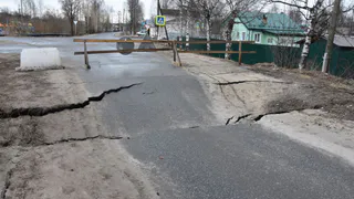 В Коми провалилась дорога к аварийному мосту