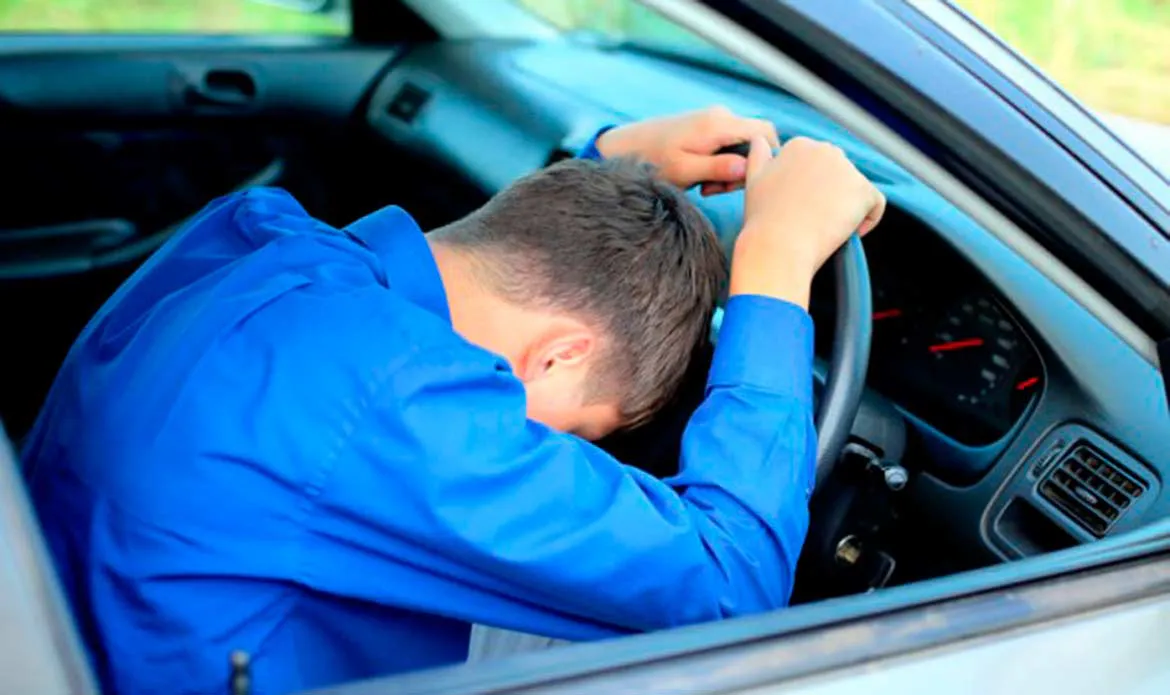 В Нижнекамске мужчина постоянно сидит в машине со спущенными колесами