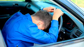 В Нижнекамске мужчина постоянно сидит в машине со спущенными колесами