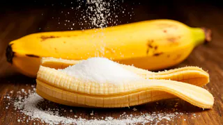 Банановую кожуру посыпаю солью — весь июнь не нарадуюсь своей смекалочке: лучший лайфхак для лентяев