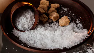 Рассыпьте соль у порога и живите спокойно: совет от наших предков актуален и сегодня