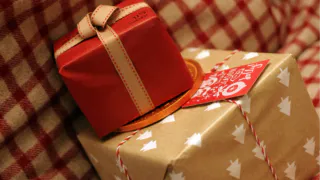 Носки, кружки и полотенца - в топку: 20 идей подарков друзьям на Новый год 2026, от которых они будут в восторге