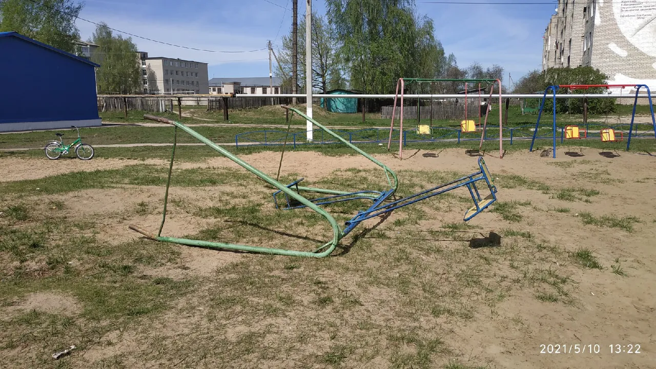 Из-за неисправных качелей у мальчика в Клепиках сломана нога: кто ответит?
