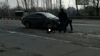 Очевидец ДТП зафиксировал на видео, как двое мужчин спешно откручивают номера с Toyota Camry правительства Рязанской области