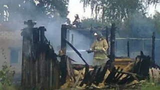 В Захарове загорелась баня, огонь перекинулся на дом