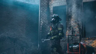 Пожар на улице Тимуровцев - загорелась многоэтажка