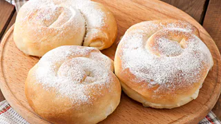 Достаточно лишь взбить кефир с майонезом — и через 15 минут на столе вкуснятина к чаю: у домашних только за ушами трещит