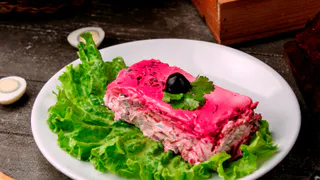 «Фишка» от шеф-повара: добавляем в селёдку под шубой нестандартный ингредиент — и салат заиграет по-новому