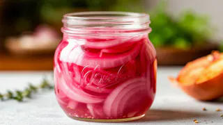 Идеальный маринованный лук без капли уксуса: теперь готовлю только так — литровая банка уходит за неделю, хоть в винегрет, хоть в плов  