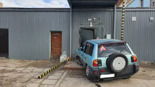 На Молодёжной 13 апреля водитель Toyota влетел в цоколь дома