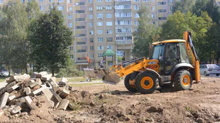В мэрии прокомментировали, почему на улице Новоселов срубают деревья и уничтожают детские площадки