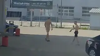 Жители Рязани засняли голого мужчину возле АЗС