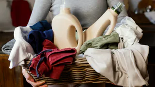 Стакан при стирке — и вещи кипенно-белые: прачка всего лишь добавила в стиралку вместе с порошком это дешевое средство