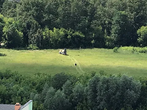 Под спорт? На участке в Лесопарке, где хотели возводить школу, начались строительные работы
