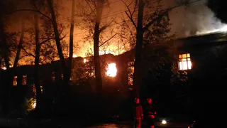 Серьезный пожар в Рязани - сгорел кирпичный дом. Видео