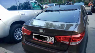 В Рязани неизвестные повредили автомобиль выброшенным пакетом с водой