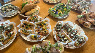 Готовлю этот салат из трёх продуктов за 5 минут — идеальный вариант на каждый день: быстро, вкусно, без заморочек