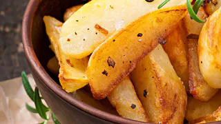 Про масло больше не вспоминаю: вот на чем обжариваю картошечку до хруста — секрет в 3 ложках