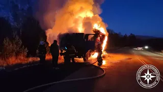 Пожар на трассе под Магнитогорском: грузовик с сеном стал причиной масштабных спасательных операций