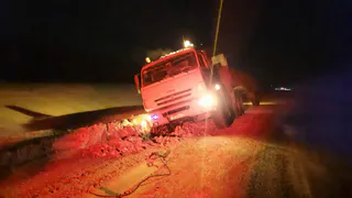 Спасатели на дорогах: сотрудники ГИБДД вытащили из сугроба КАМАЗ с прицепом