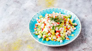 Не просто салат, а неописуемый кайф: нарезаем крабовые палочки и добавляем сыр — гора вкуснятины на столе через 5 минут