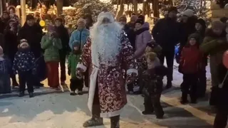 В Лесопарке Дед Мороз исполнил брейк-данс