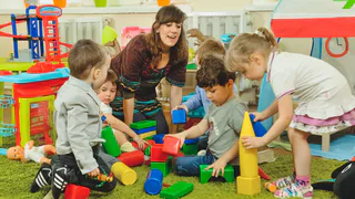 «Дети отстают»: мамы жалуются на нехватку воспитателей в садиках