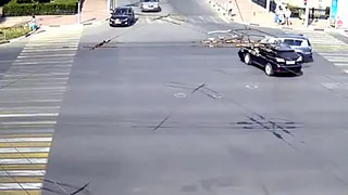 На площади Ленина столкнулись "Лексус" и "Митсубиши". Видео момента столкновения