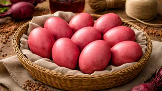 Луковая шелуха больше не понадобится — крашу пасхальные яйца свёклой: очень похожи на драгоценные камни