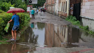Эквилибристика на улице Каширина - после каждого дождя прохожие штурмуют затопленный тротуар