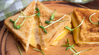 Если дома есть творог и батон — готовлю эту утреннюю вкуснятину вместо ватрушек — дети в восторге и просят каждый день