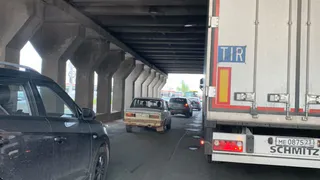 На Московском собралась огромная пробка: на шоссе в час пик решили положить асфальт