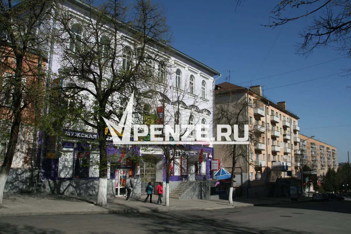 В Пензе на Московской,34 находилась Пономаревская гимназия, в которой учился легендарный денди 20 века