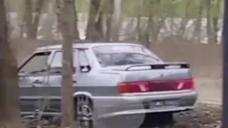 В рязанском Лесопарке засняли застрявший на велодорожке ВАЗ-2115