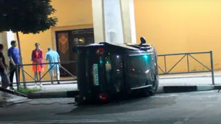 Ночью в центре Рязани перевернулся автомобиль