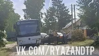 На улице Коняева в Рязани 3 августа столкнулись автобус и Kia