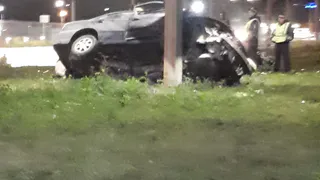 Около ТЦ "Глобус" легковушка врезалась в столб. Фото с места ДТП