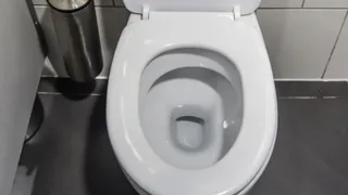 Три капли на салфетку — и унитаз сияет даже во мраке: ни ржавчины, ни мочевого камня — даже тереть не придется