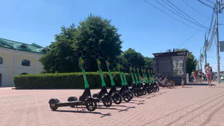 В Рязани неизвестный мужчина вытолкнул на проезжую часть двух девочек на самокате