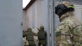 Минобороны показало обучение мобилизованных штурму зданий в Рязанской области