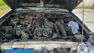 На улице Воркутинской в Усинске потушили загоревшуюся легковушку